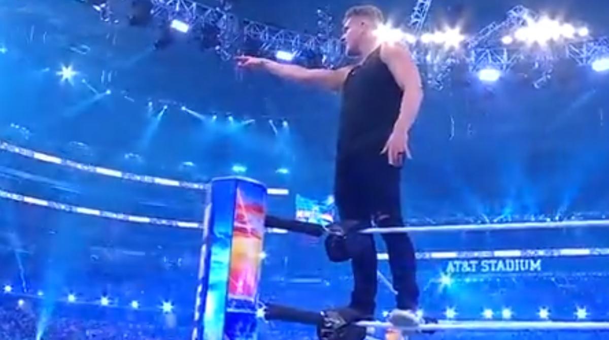 Pat McAfee derrota a Austin Theory en su debut en Mania