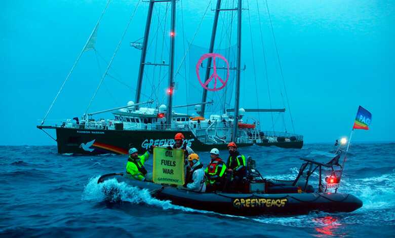"Paz, no petróleo"; Greenpeace se lanza al Mediterráneo en protestar contra buque ruso