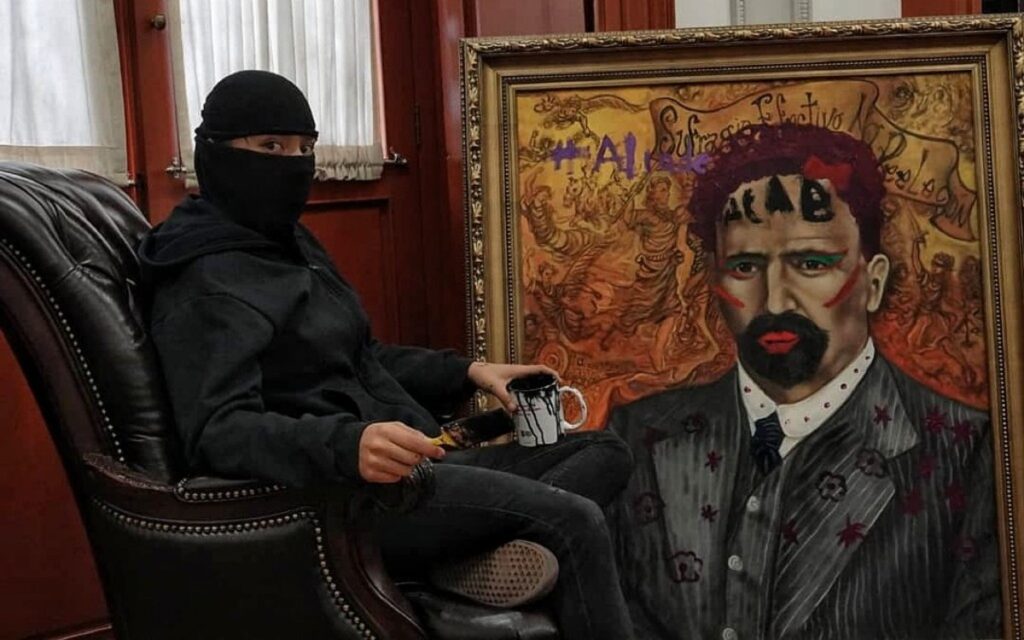 Policía recuperan instalaciones de la CNDH del Centro Histórico en la CDMX | Videos