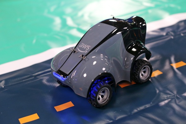 Por qué AWS está construyendo pequeños autos de carrera con IA para enseñar aprendizaje automático