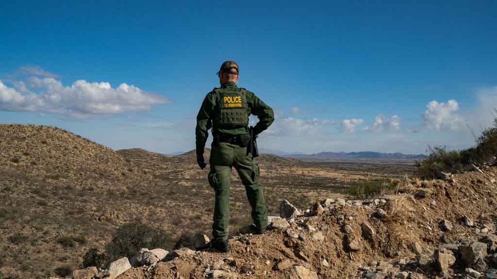 Por qué Texas retuvo camiones en la frontera, cuántos migrantes están arribando