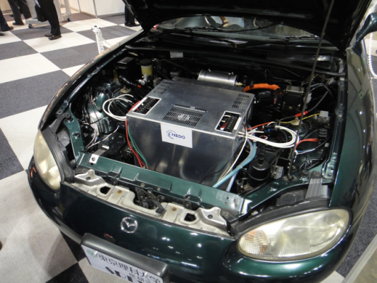 Profesor japonés muestra un automóvil eléctrico libre de tierras raras (video)