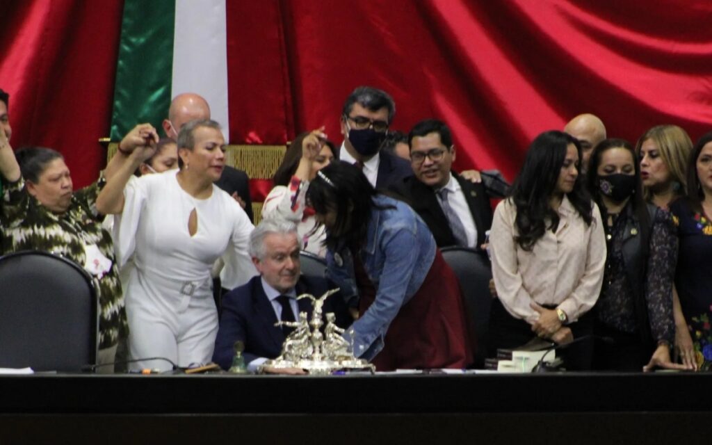 Quadri llama 'señor' a diputada trans; piden su expulsión por transfobia