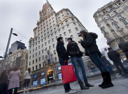El edificio de Telefónica en la Gran Vía Madrileña. La empresa fue pionera, en 2012, trayendo de nuevo a España los 'call centers' que había externalizado en América Latina y el norte de África.