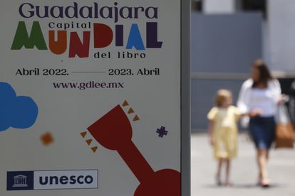 Un cartel promocional de Guadalajara Capital Mundial del Libro.