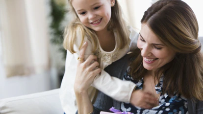 Las madres serán las protagonistas de los regalos durante la jornada del 1 de mayo de 2022. GETTY IMAGES.