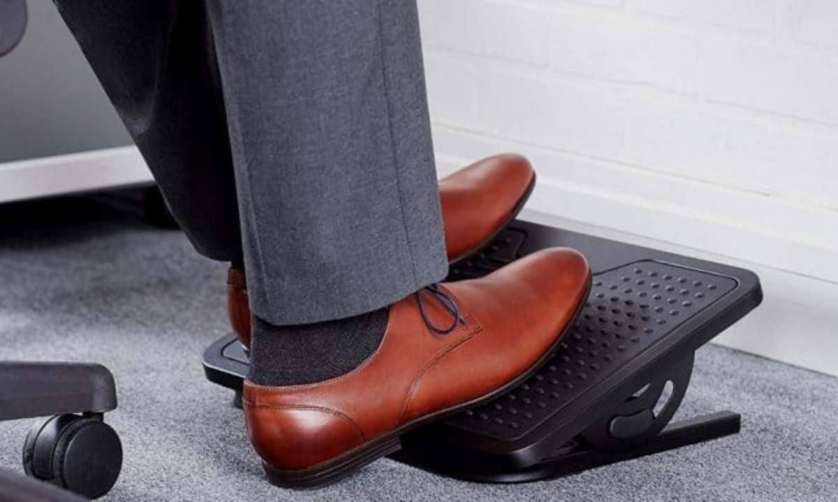 Reposapiés para estar cómodo en el trabajo: ¿Cómo escoger uno?