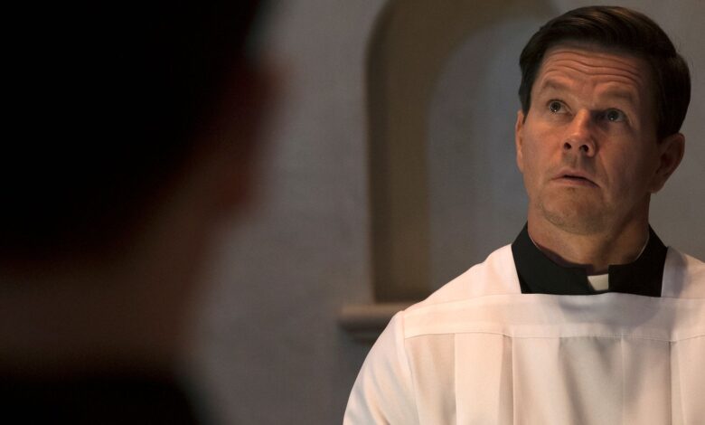 Revisión de Father Stu: Wahlberg dirige una película basada en la fe interesante pero poco sincera