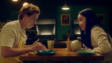 Revisión de Moonshot: Lana Condor y Cole Sprouse protagonizan una comedia romántica espacial encantadora