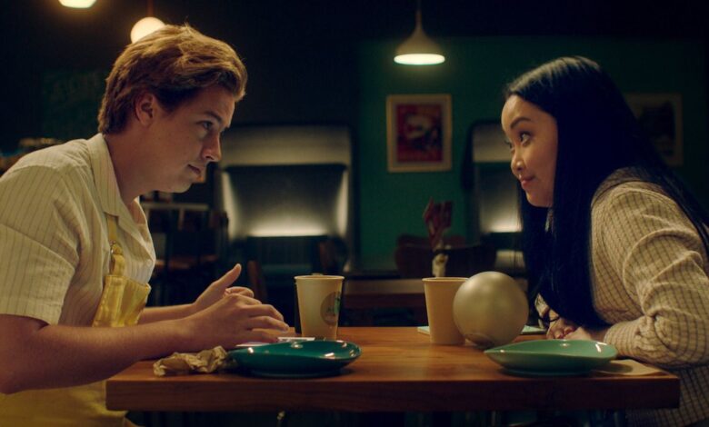 Revisión de Moonshot: Lana Condor y Cole Sprouse protagonizan una comedia romántica espacial encantadora