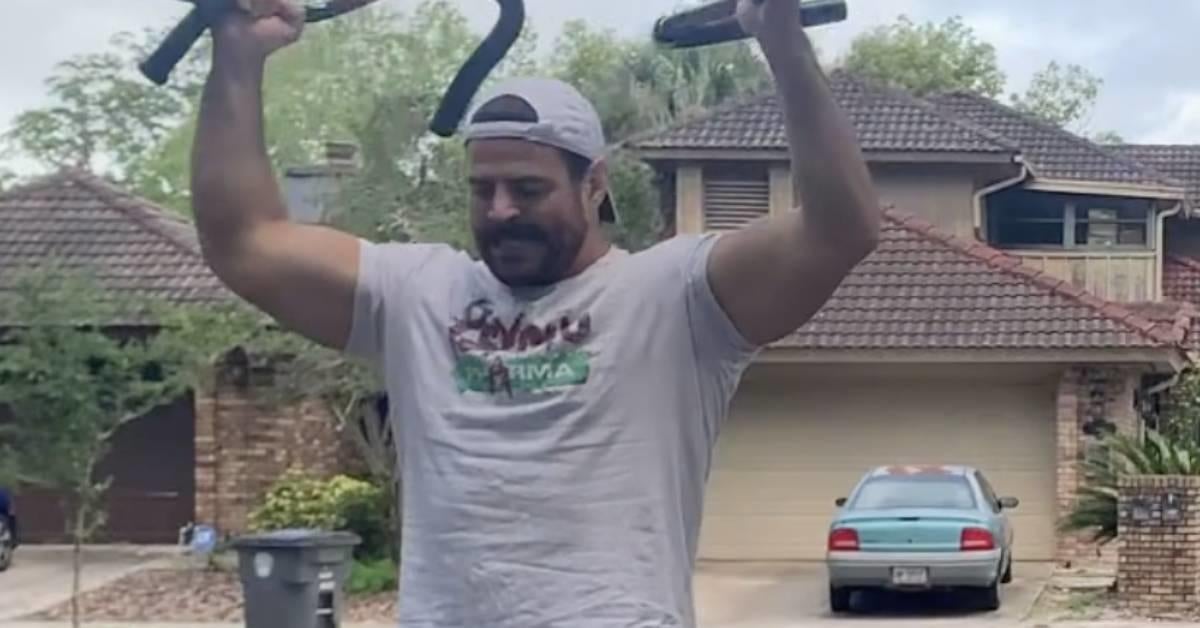 Rick Boogs de WWE camina sin muletas dos semanas después de romperse el cuádriceps