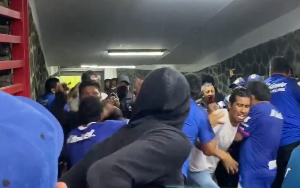 Riña en Estadio Azteca entre aficionados de Cruz Azul y elementos de seguridad