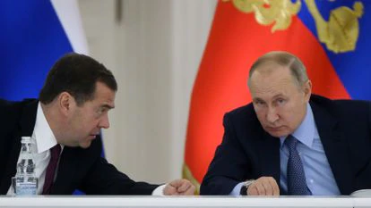 El entonces primer ministro ruso, Dimitri Medvédev (izquierda) charla con el presidente ruso, Vladímir Putin, en 2019.