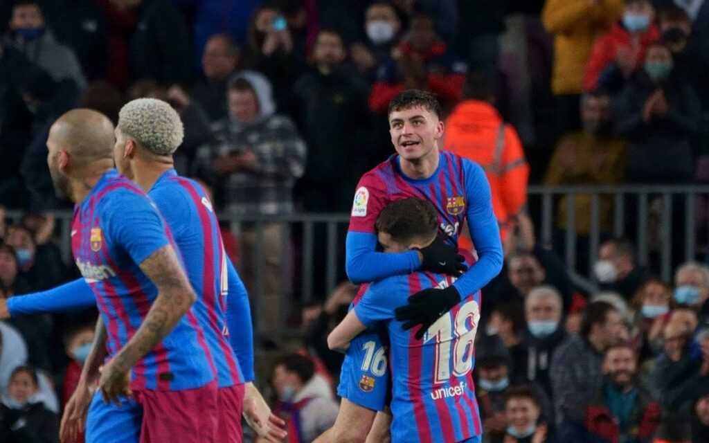 Se disfraza Pedri de Messi y Barcelona mete presión al Real Madrid | Video