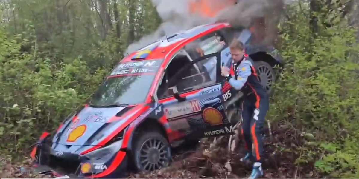 Se incendia la parte trasera del coche de Oliver Solberg