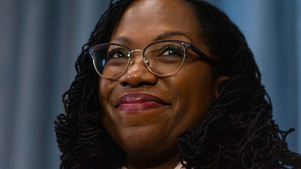 Senado confirma a Jackson, la primera magistrada negra en la Corte Suprema