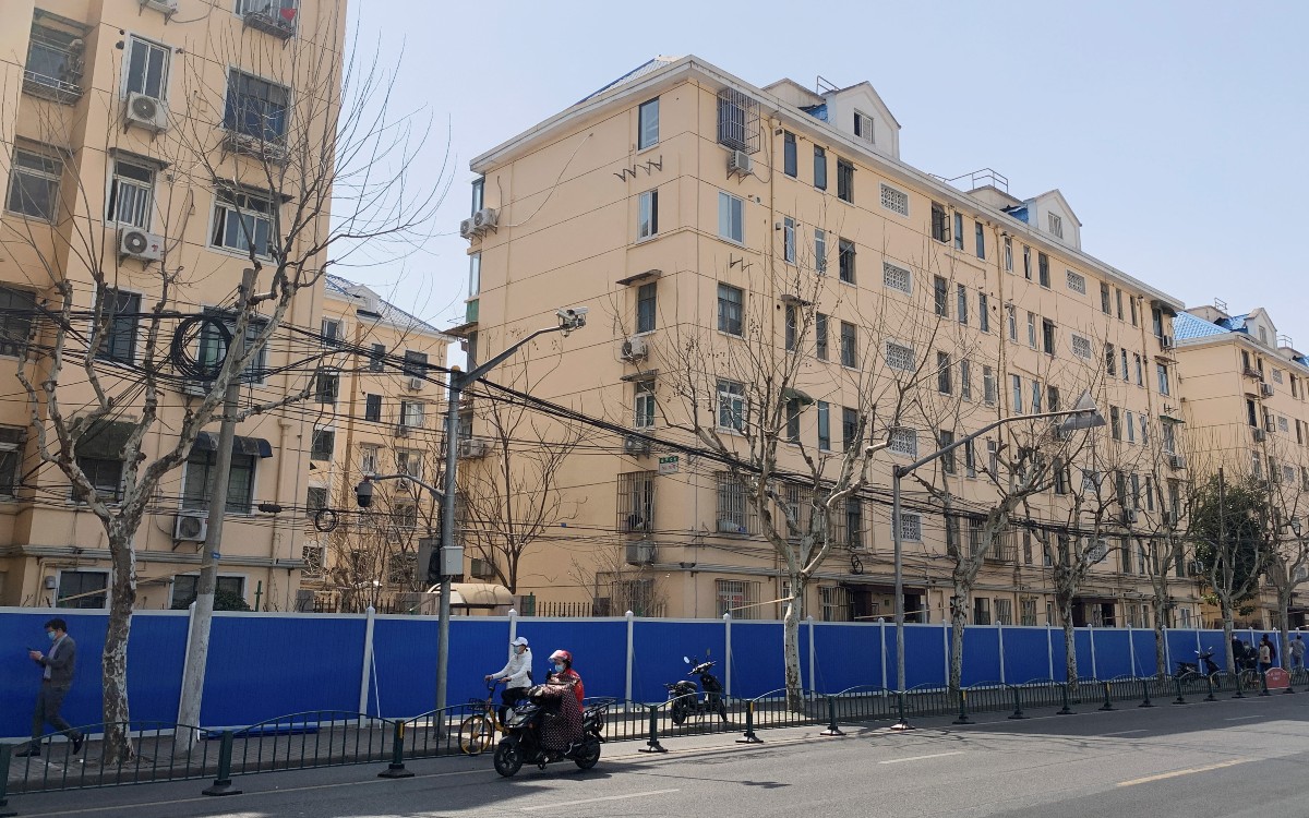 Shanghái promete mejorar entrega de alimentos mientras crece descontento por restricciones Covid