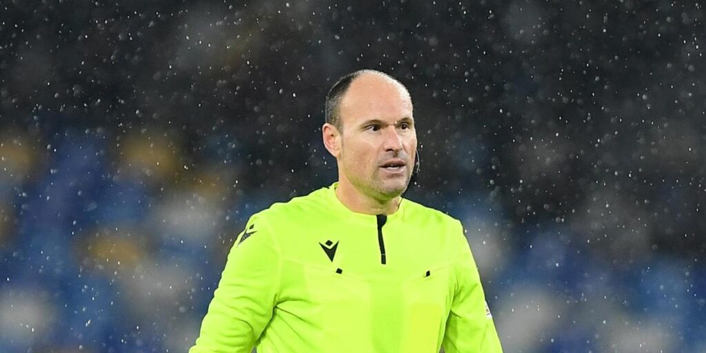 Situación inédita del VAR en el Atalanta-Leipzig con Mateu Lahoz