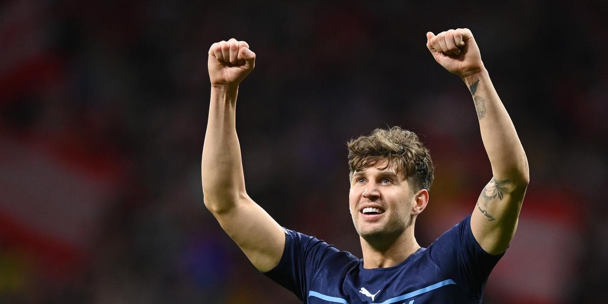 Stones, titular en el lateral derecho del Manchester City