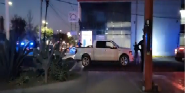 Sujetos armados rafaguean anexo de Alcohólicos en San Juan del Río, tras persecución los detienen