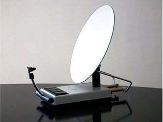 SunnyBot es un robot con energía solar que rastrea el sol para reflejar la luz del sol donde quieras