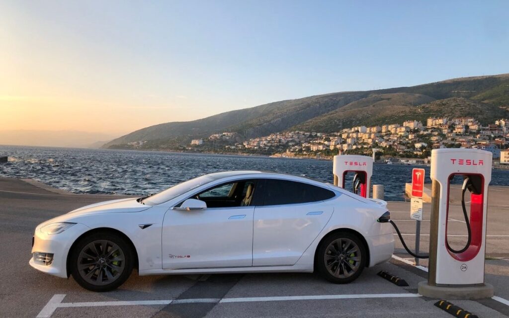 Tesla dejará de incluir el cargador móvil en sus nuevos vehículos