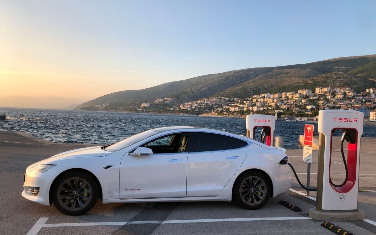 Tesla dejará de incluir el cargador móvil en sus nuevos vehículos