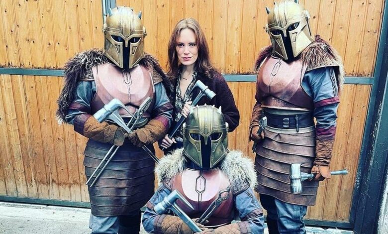 The Mandalorian Star posa con Screen Accurate Armorer Cosplayers