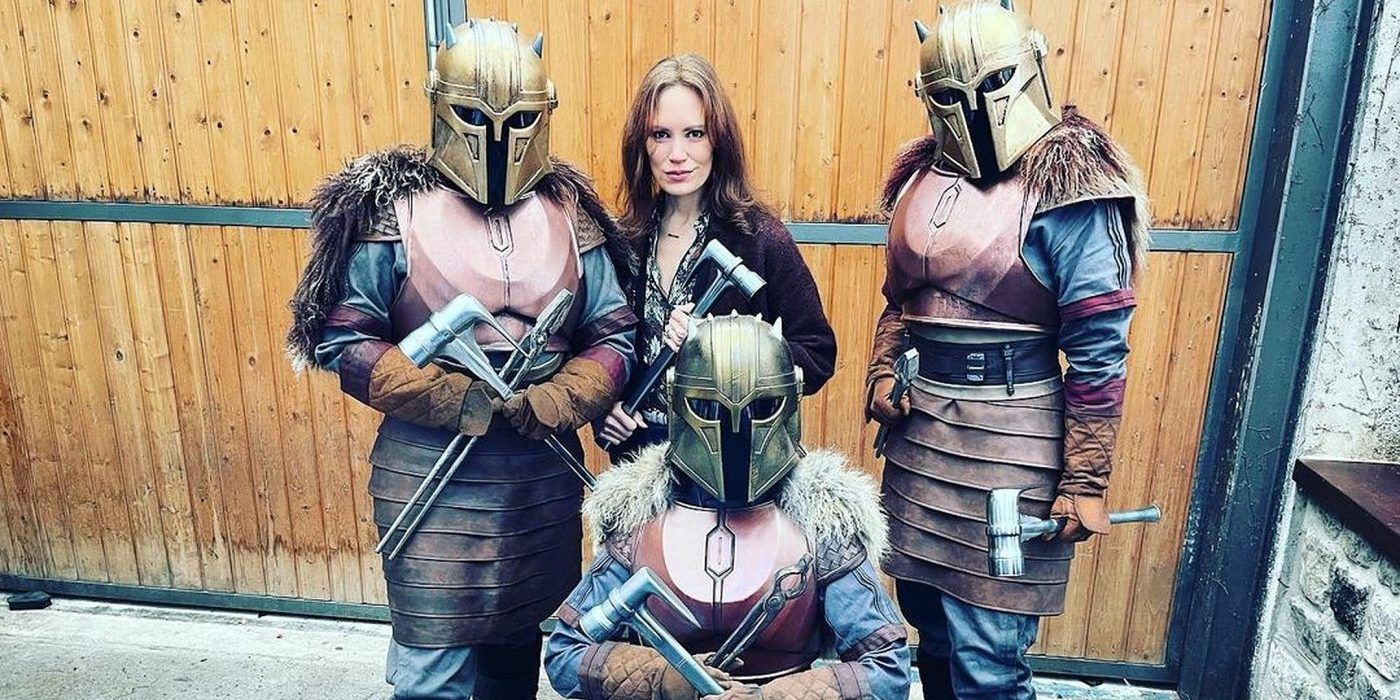 The Mandalorian Star posa con Screen Accurate Armorer Cosplayers