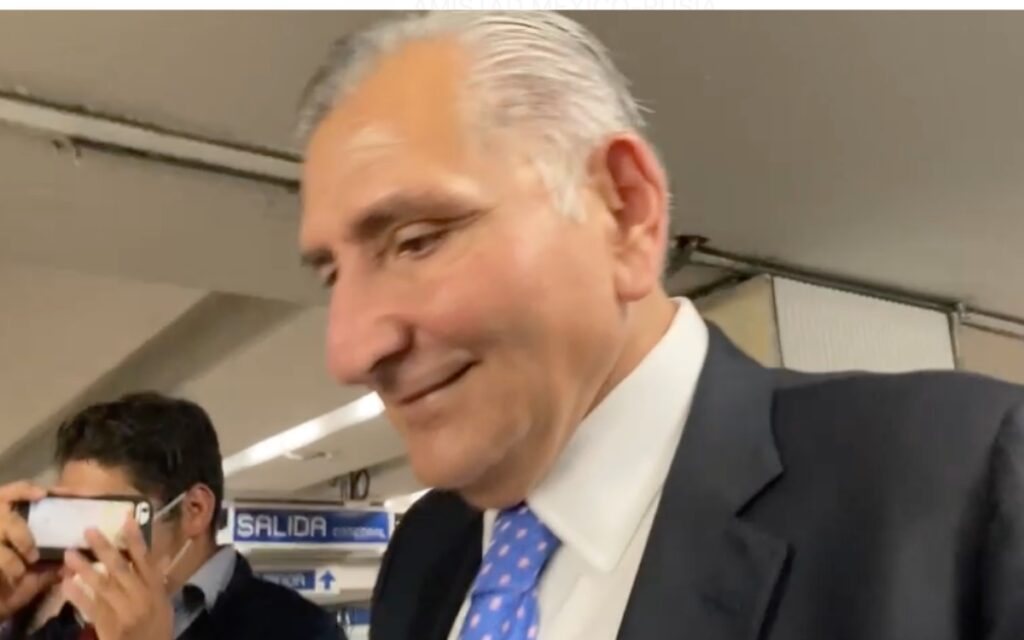 Titular de Segob evade preguntas e intenta despistar a la prensa para llegar a la SCJN