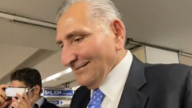 Titular de Segob evade preguntas e intenta despistar a la prensa para llegar a la SCJN