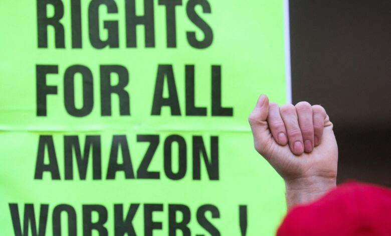 Trabajadores de Amazon en NY aprueban primer sindicato de la historia de la empresa en EU