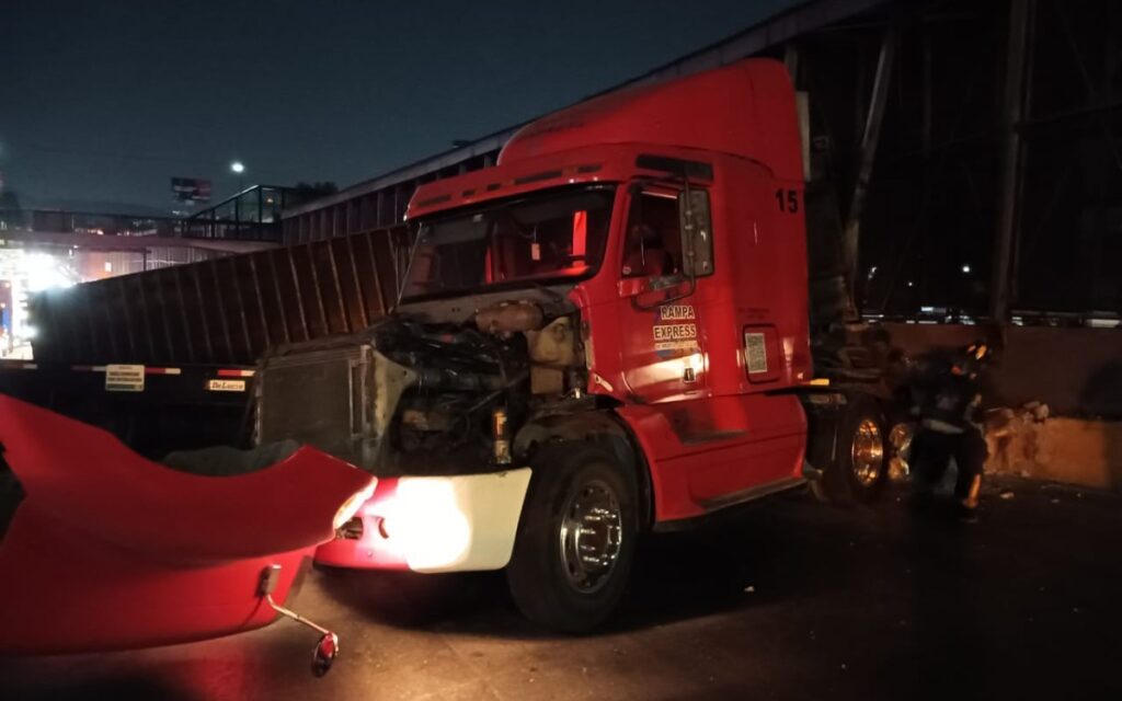 Tráiler se vuelca en Circuito Interior y termina estrellado en muro de contención