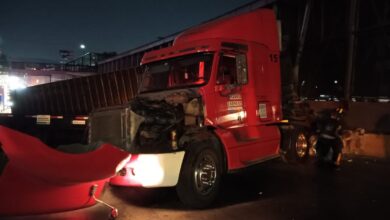 Tráiler se vuelca en Circuito Interior y termina estrellado en muro de contención