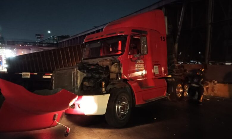 Tráiler se vuelca en Circuito Interior y termina estrellado en muro de contención
