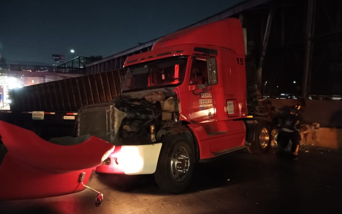 Tráiler se vuelca en Circuito Interior y termina estrellado en muro de contención