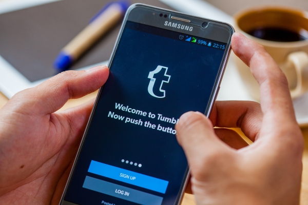 Tumblr ahora elimina reblogs en violación de su política de discurso de odio, no solo las publicaciones originales