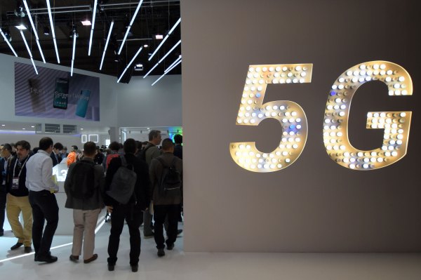 Twitter comienza a poner etiquetas de verificación de hechos en los tweets sobre 5G y COVID-19