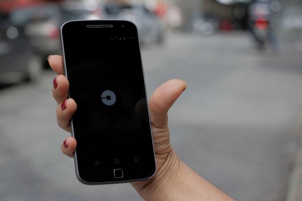 Uber agrega mensajes en la aplicación entre pasajeros y conductores