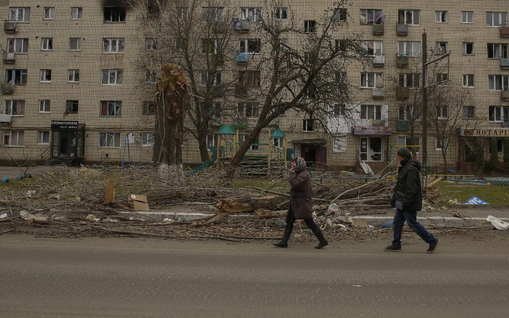 Ucranianos comienzan a regresar a Kiev tras retirada de rusos