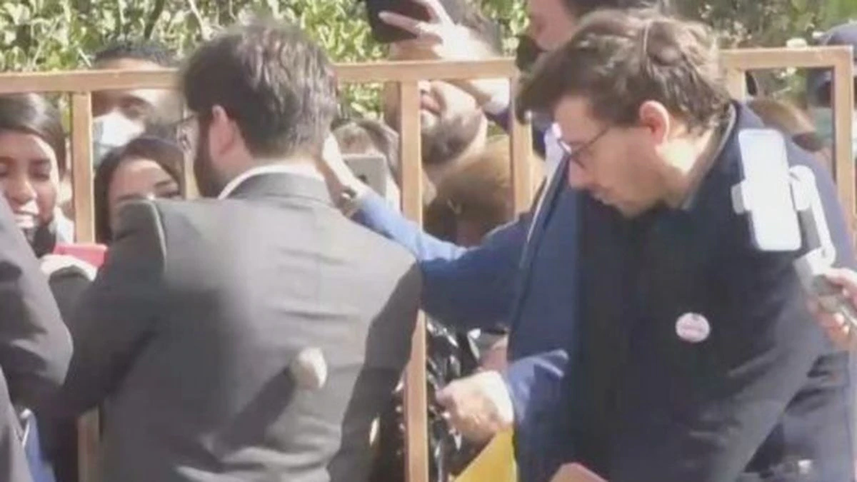 Un hombre lanza una piedra a Gabriel Boric en su primera visita presidencial al norte de Chile