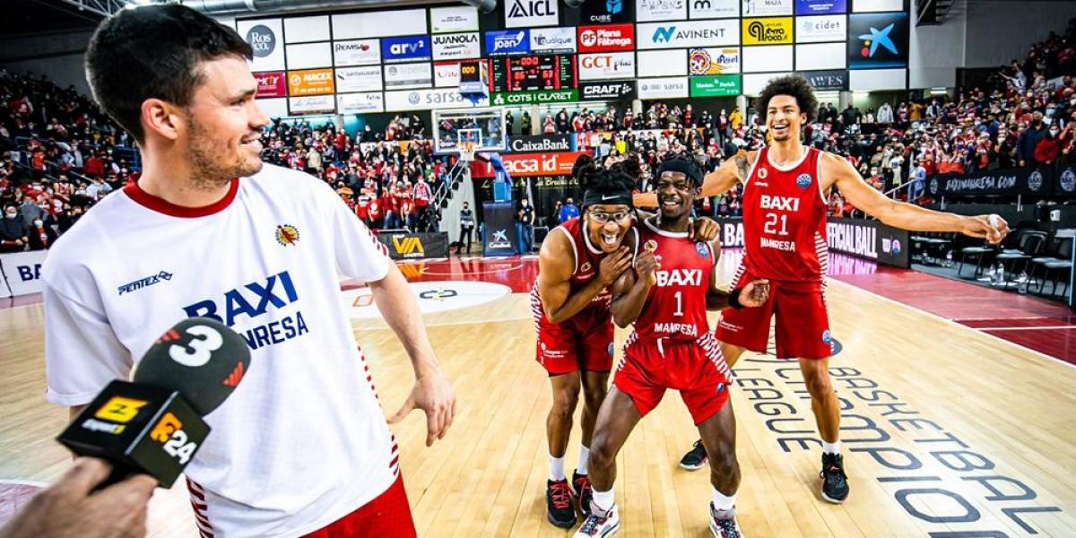 Un jugador del Barça, en el Nou Congost animando a Moneke contra el Unicaja