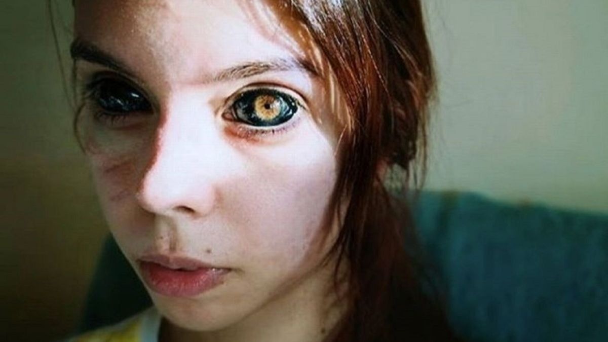 Una modelo se tatúa los ojos y se queda ciega