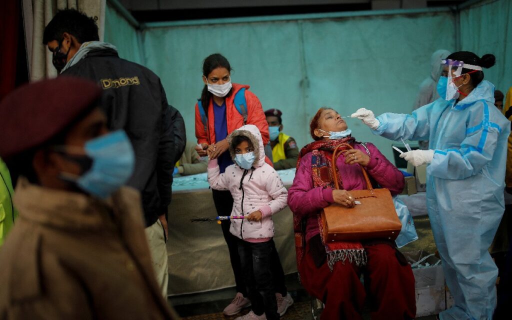 Uso del cubrebocas vuelve a ser obligatorio en Nueva Delhi ante aumento de casos Covid