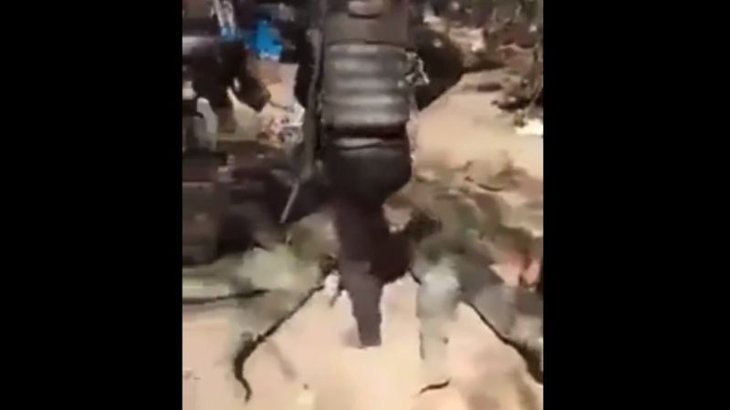VIDEO: Sicarios someten y humillan a militares, son golpeados por narcos del Cártel de Sinaloa