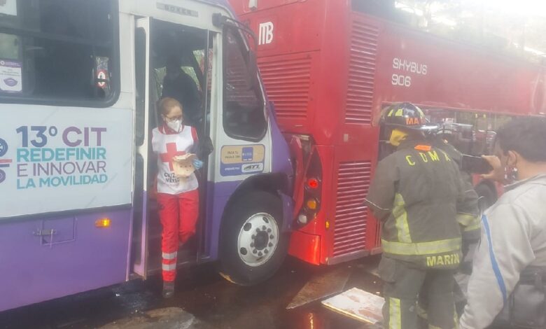 Varios heridos tras choque entre Metrobús y camión en Paseo de la Reforma | Video