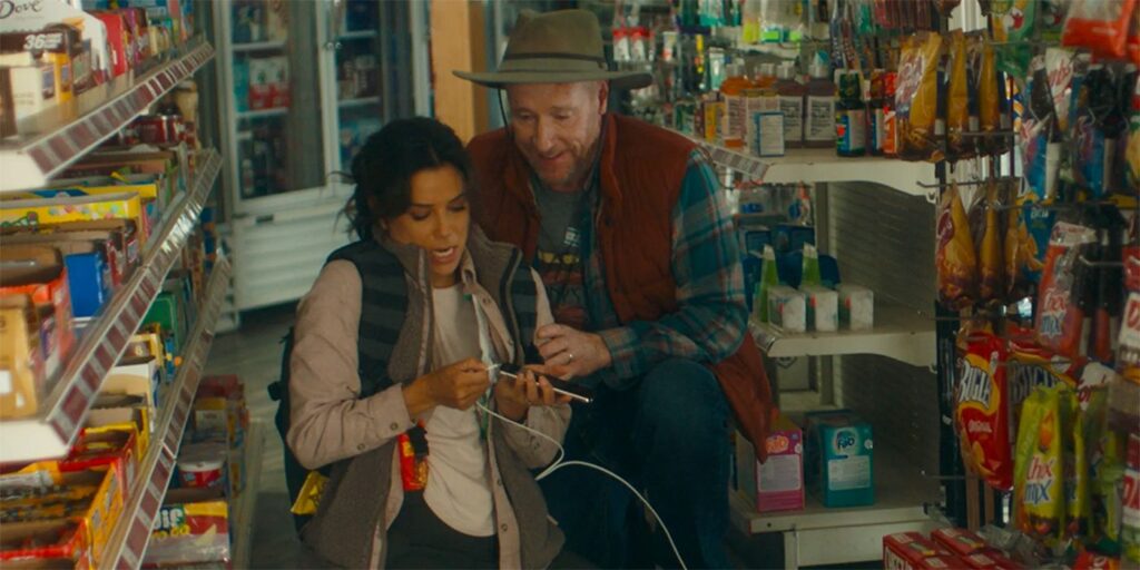 Ver: Eva Longoria y Matt Walsh se hacen amigos de un mapache en Unplugging [EXCLUSIVE CLIP]
