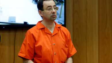 Víctimas de abuso sexual de Nassar reclaman 130 millones de dólares al FBI por mala investigación