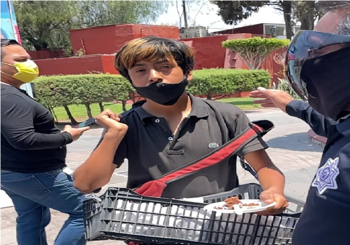 Video: Desalojan a niño vendedor dentro del CAM de Corregidora, Roberto Sosa encabeza policía represora