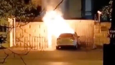 Video: Un conductor se prendió fuego y estrelló su coche contra la Embajada de Rusia en Rumanía